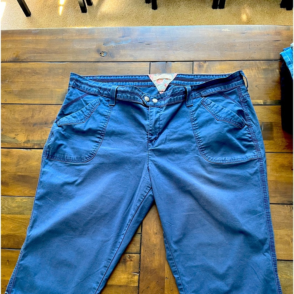 Levi’s Navy blue capris 24W